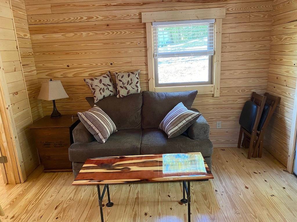 Cozy 1 bedroom w/ loft log cabin . 7 miles to French Lick, 15 to Patoka Lake! in Dubois County
