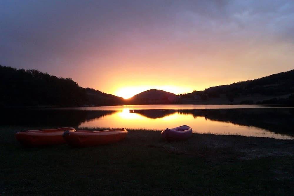 Mobilhome au bord d'un lac pour la pêche, le calme, la nature in Montpeyroux (Midi-Pyrénées), Parc naturel régional de l'Aubrac