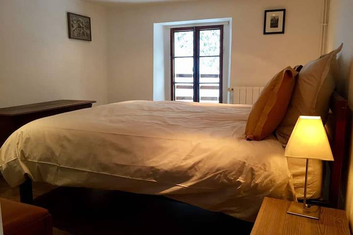 Authentic stone and larch chalet, 350 m from the gondola, sleeps 8–9, 90 m² in Vallorcine, Region Bonneville