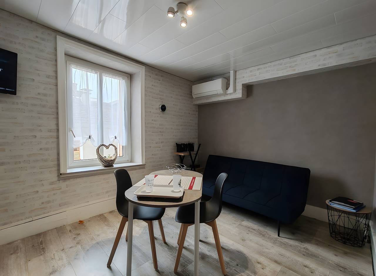 Appartement entier, Appartement Meublé T2 - Domaine Du Bouleau avec jardin commun, Wi-Fi et climatisation in La Vôge-les-Bains, Région d'Épinal