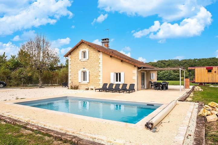 Maison de vacances pour 8 personnes, avec Terrasse ainsi que Jardin et Piscine à Hautefort