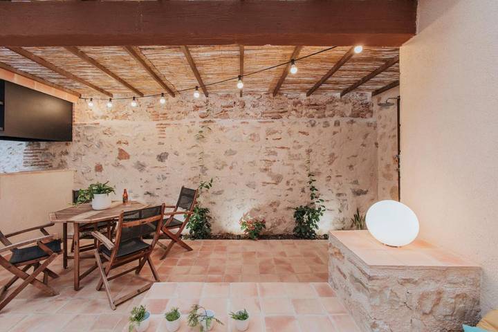 Location de vacances pour 8 personnes, avec Balcon et Terrasse ainsi que Jardin et Vue