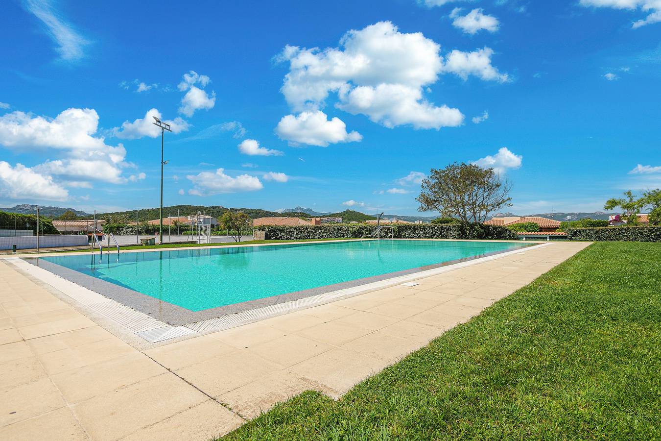 Villa 'Rosa' con vistas al mar, piscina compartida y Wi-Fi in Baja Sardinia, Arzachena