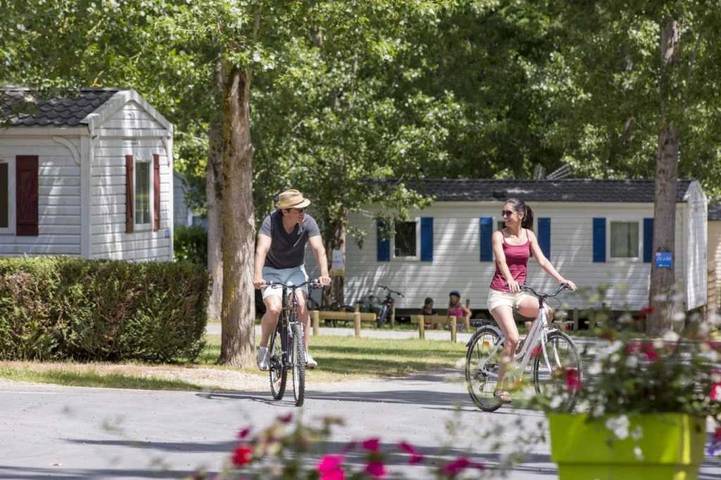Mobil home pour 8 personnes, avec bassin pour enfant à Onzain