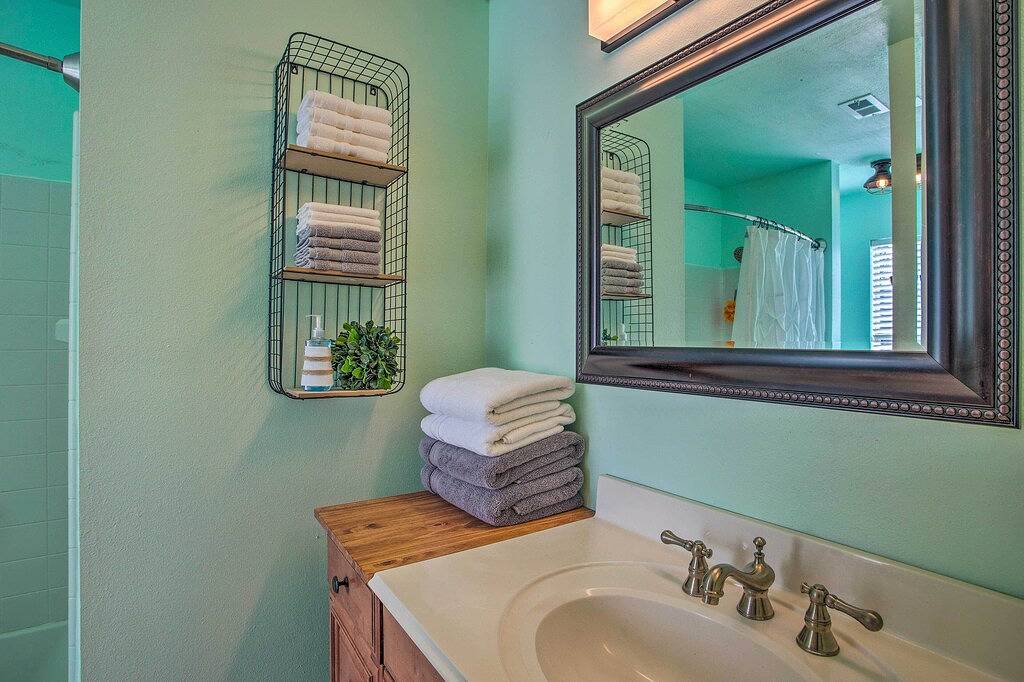 Pottsboro Home w/ Fire Pit < 1 Mi to Lake Texoma! in Lake Texoma