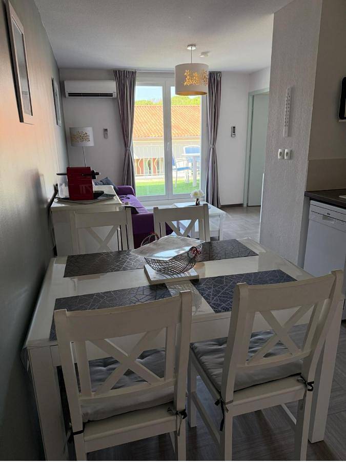 Gîte pour 4 personnes, avec Terrasse ainsi que Piscine et Vue dans Thermes de Gréoux les Bains - 4