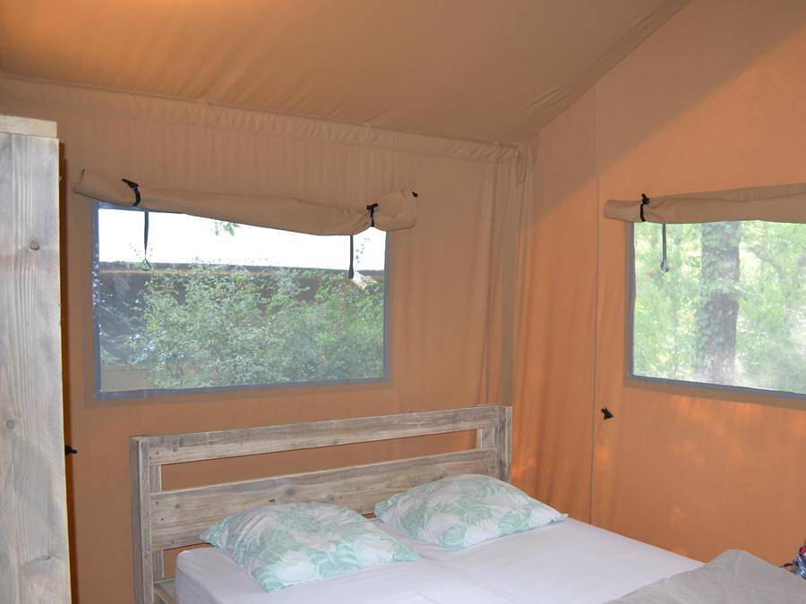 Camping  le Rousieux - Tente en toile et en bois 4 personnes - Lodge Safari - 25m² - 2 chambres + terrasse 10m2 in Serviès, Région de Castres