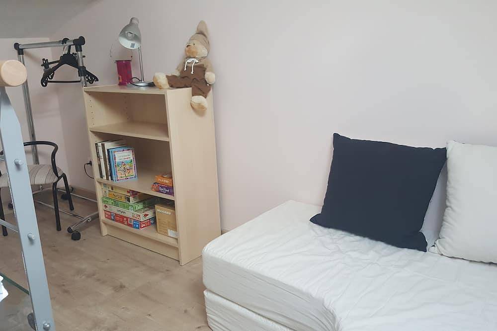 Blaue Fensterläden des ländlichen Hauses in Saint-Symphorien-de-Lay, Roanne und Umgebung