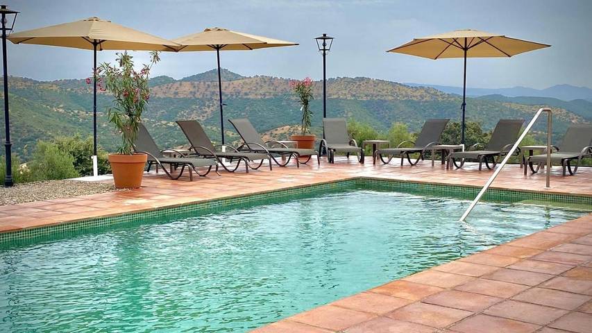 Apartamento para 20 personas, con jardín además de piscina y vistas en Montoro 