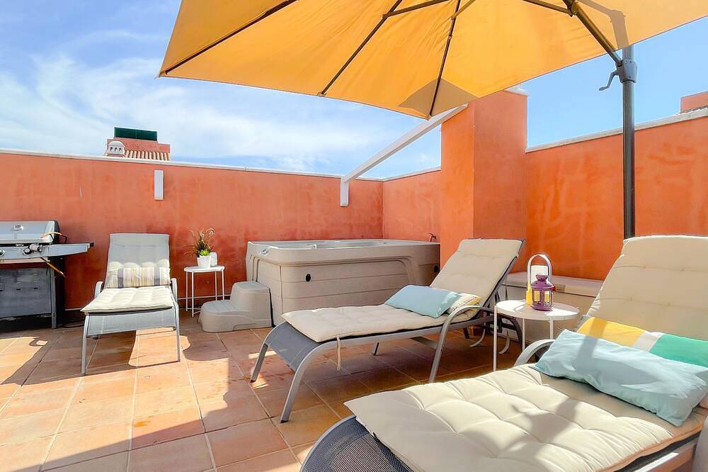 Entire apartment, Stunning 40m2 Rooftop terrace with private jacuzzi and fantastic sea views! in Carib Playa, Marbella