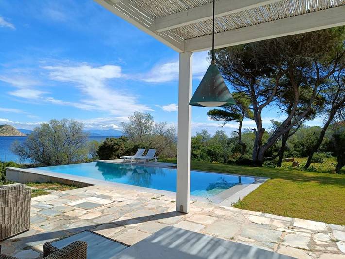 Ferienhaus für 8 Personen, mit Balkon und Terrasse sowie Garten und Pool in Porto Rafti