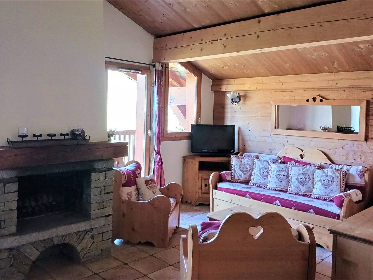 Entire apartment, Spacious Mountain Apartment near Slopes with Balcony, Fireplace, Pool, and Parking in Les Arcs, Bourg-Saint-Maurice