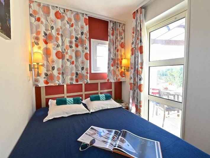 Gîte pour 4 personnes, avec terrasse ainsi que piscine et jardin dans Gare Du Dramont - 4