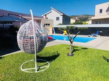 Gîte pour 10 personnes, avec vue ainsi que jardin et piscine dans Belinho