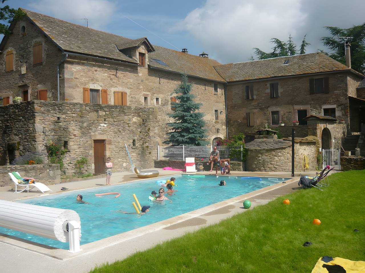Chambre d’hôtes « La Familiale » avec vue montagne, piscine partagée et Wi-Fi in Castelnau-Pégayrols, Parc naturel régional des Grands Causses