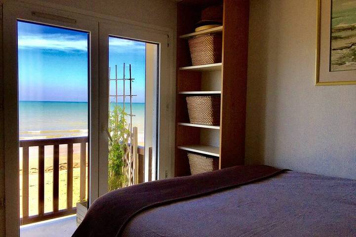 Appartement entier, Rare! Beautiful and spacious architect's apartment with the sea at your feet in Bernières-sur-Mer, Région de Caen