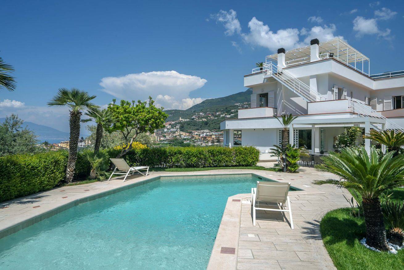 Luxury Villa in Sorrento Coast Swimming Pool & View in Vico Equense, Neapel Provinz