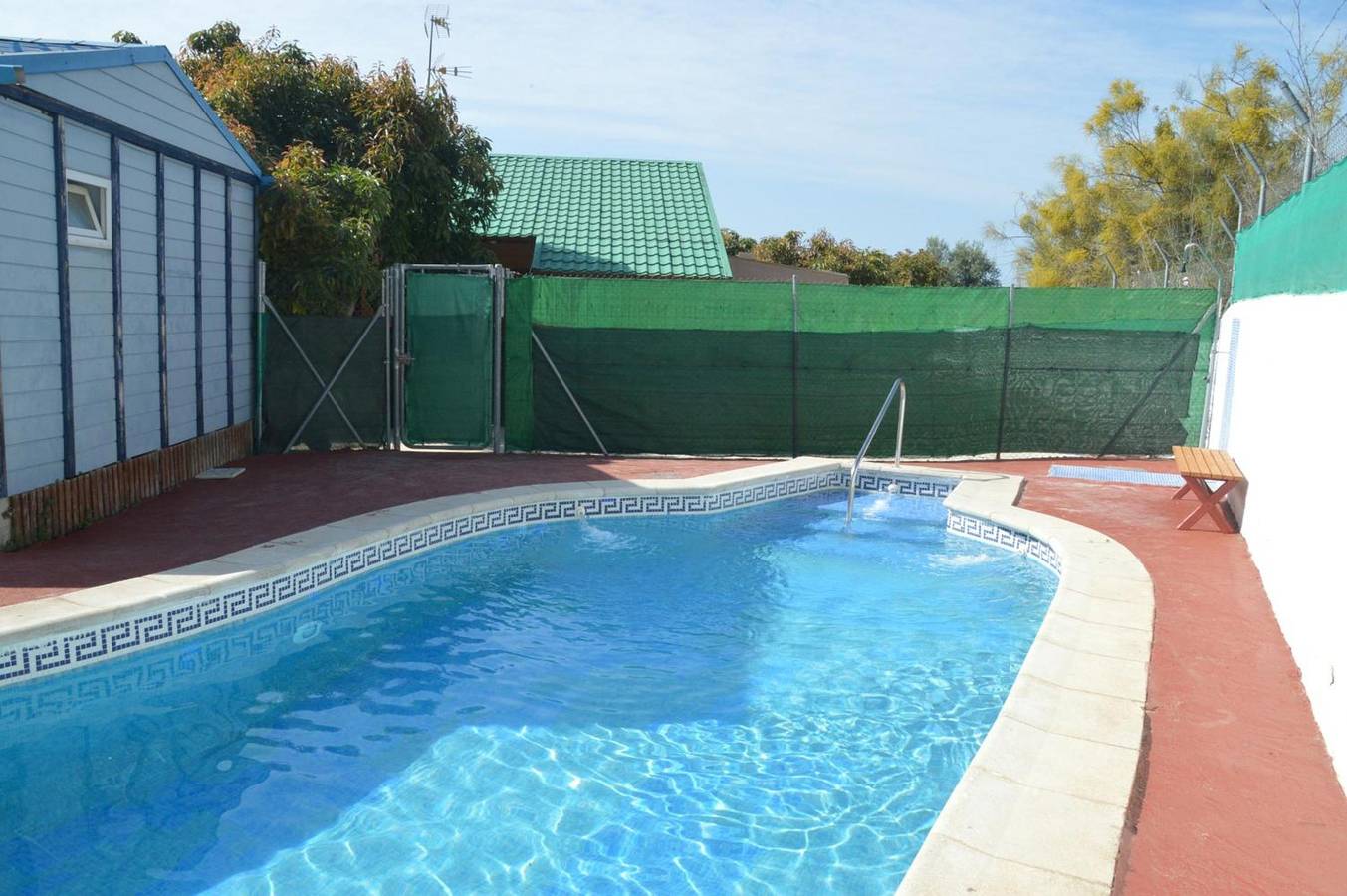 Ganze Wohnung, Apartment 'Bungalow Cerca De La Playa' mit Gemeinschaftspool, Wlan und Klimaanlage in Vélez-Málaga, Costa del Sol