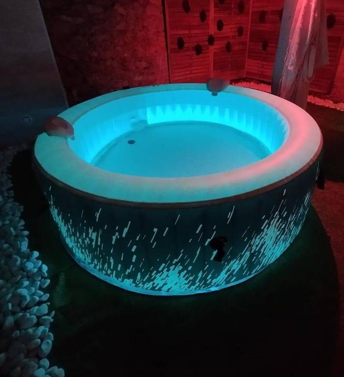 Gîte pour 2 personnes, avec jacuzzi à Cagnac-les-Mines