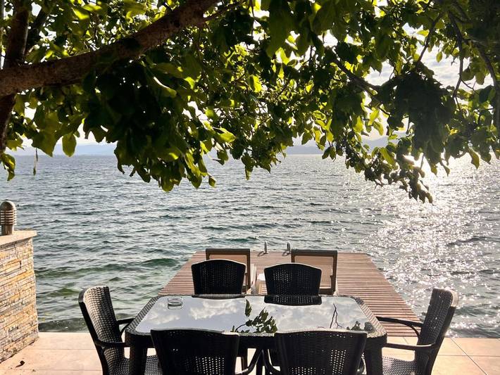 Appartement de vacances pour 3 personnes, avec jardin ainsi que vue sur le lac et vue