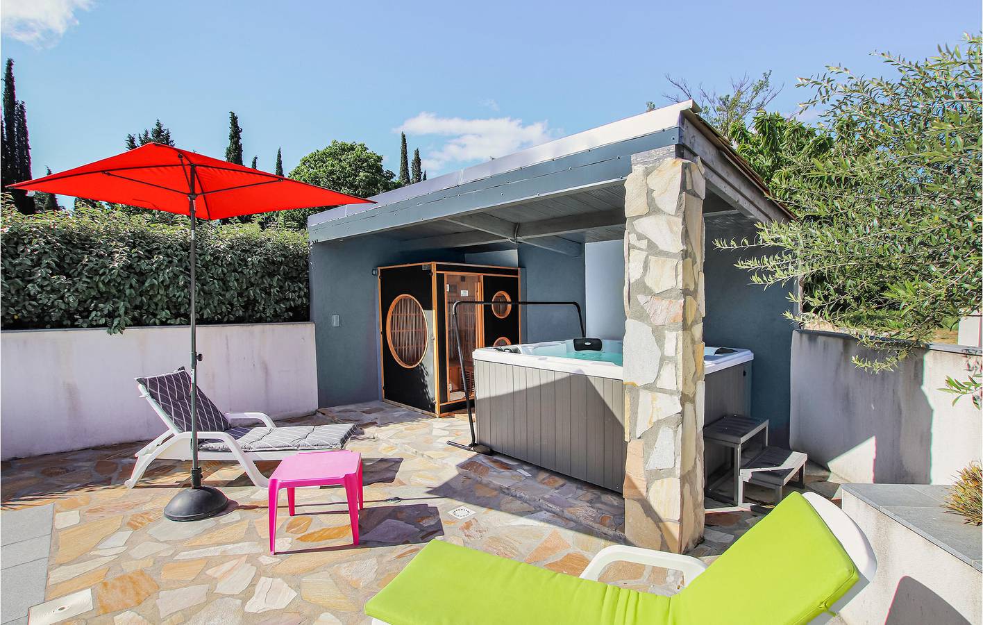 Luxus-Wohnung mit Pool & Spa - in der Nähe von Grospierres' Zentrum in Grospierres, Ardèche