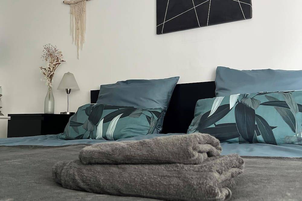 Ganze Wohnung, Zentrumsnahe Ferienwohnung am Fuße der Burgruine Hohenneuffen in Neuffen, Albsteig Etappe 9