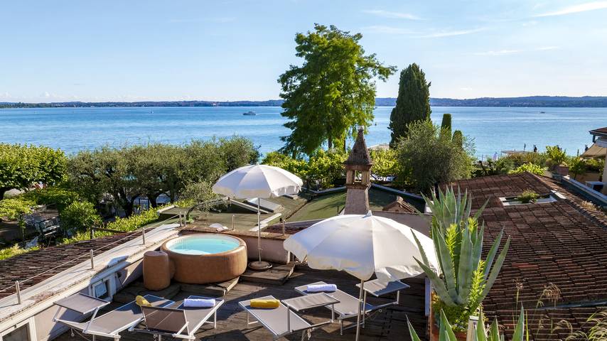 Casa vacanza per 4 persone, con Balcone e Idromassaggio nonché Terrazza e Vista lago a Sirmione