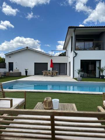 Location de vacances pour 10 personnes, avec jardin ainsi que vue et piscine à Sainte-Eulalie