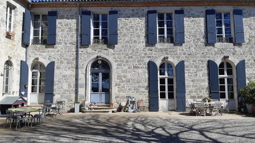 Chambre d’hôte pour 3 personnes, avec piscine et bassin pour enfant ainsi que vue et jardin à Lusignan-Petit