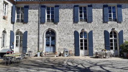 Chambre d’hôte pour 3 personnes, avec piscine et bassin pour enfant ainsi que jardin et vue à Lusignan-Petit