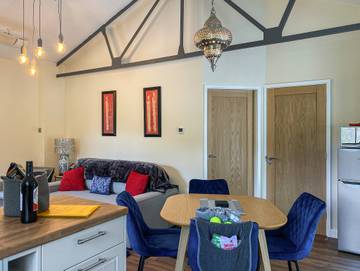 Log Cabin for 4 People in Staffordshire, Photo 3