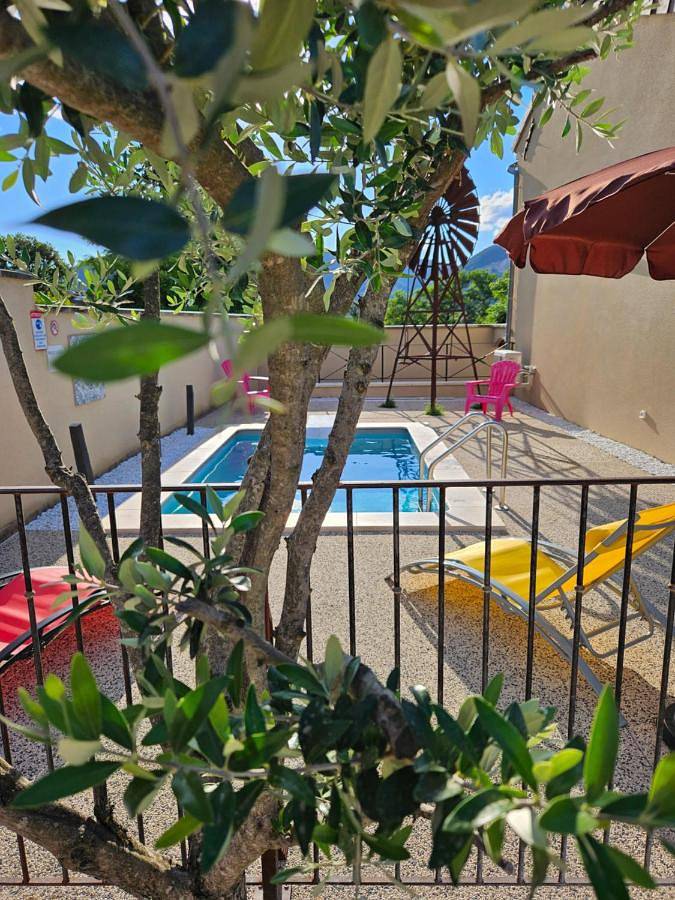 Gîte pour 4 personnes, avec Balcon et Terrasse ainsi que Jardin et Piscine à La Coucourde