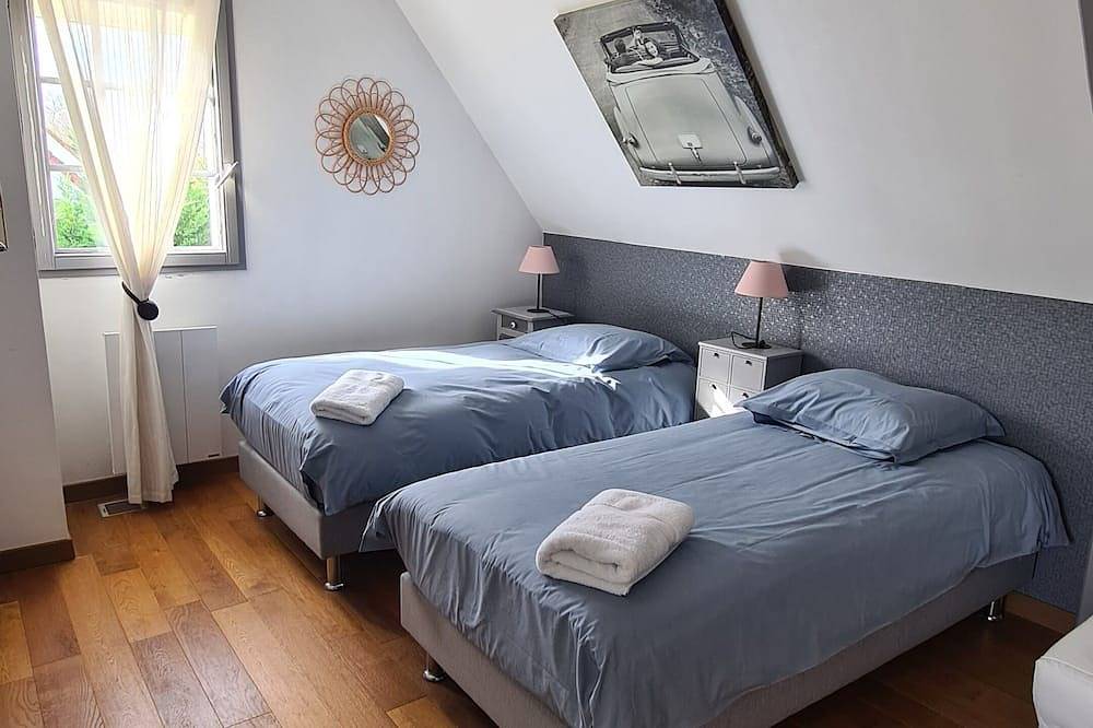 Villa, beach 3 km away, large indoor pool 28°, sauna, jacuzzi, 5* classification in Gonneville-en-Auge, Caen region