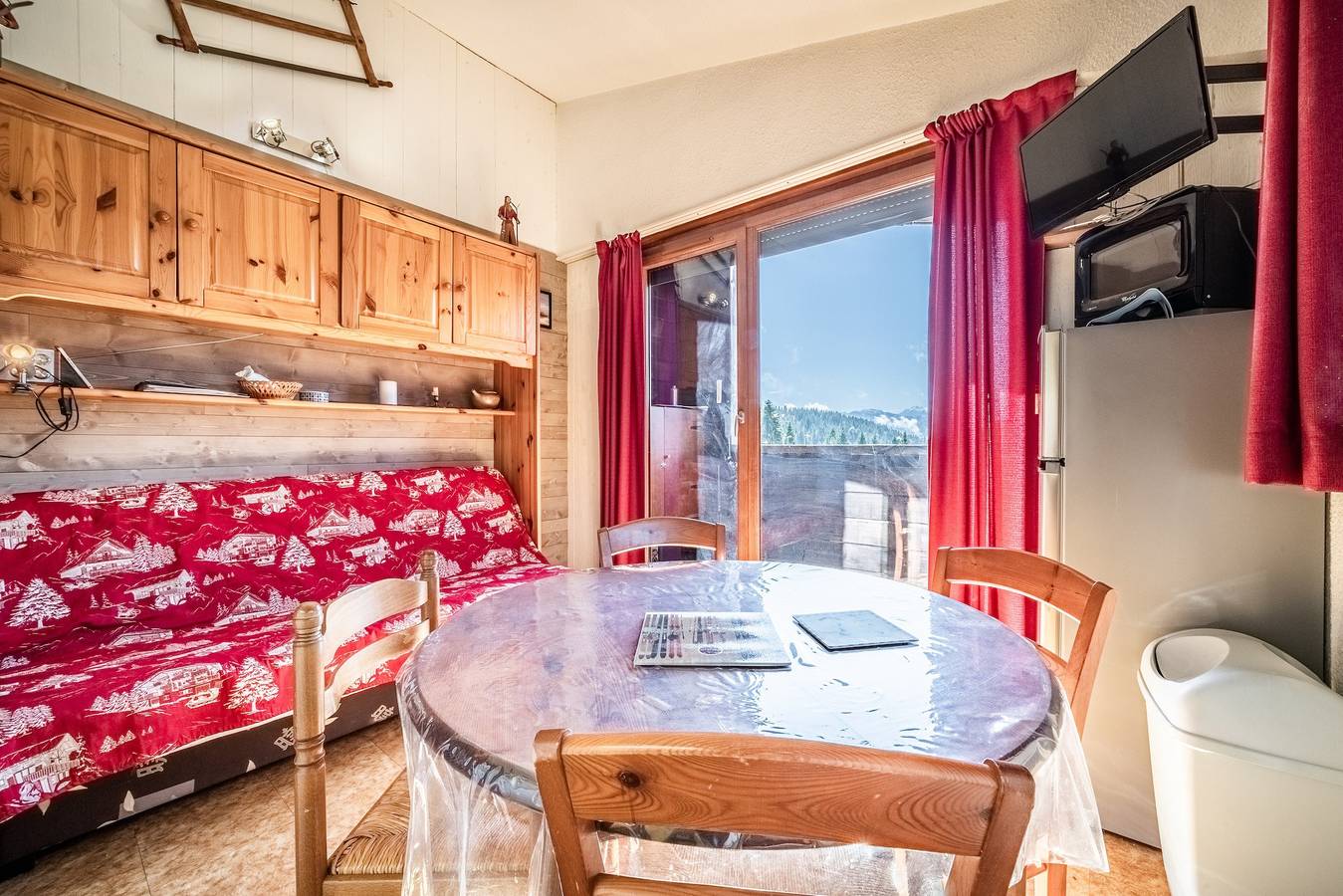 Entire apartment, Apartment 'Les Pralyssimes - 35 M²' with Mountain View and Balcony in Le Praz de Lys, Taninges