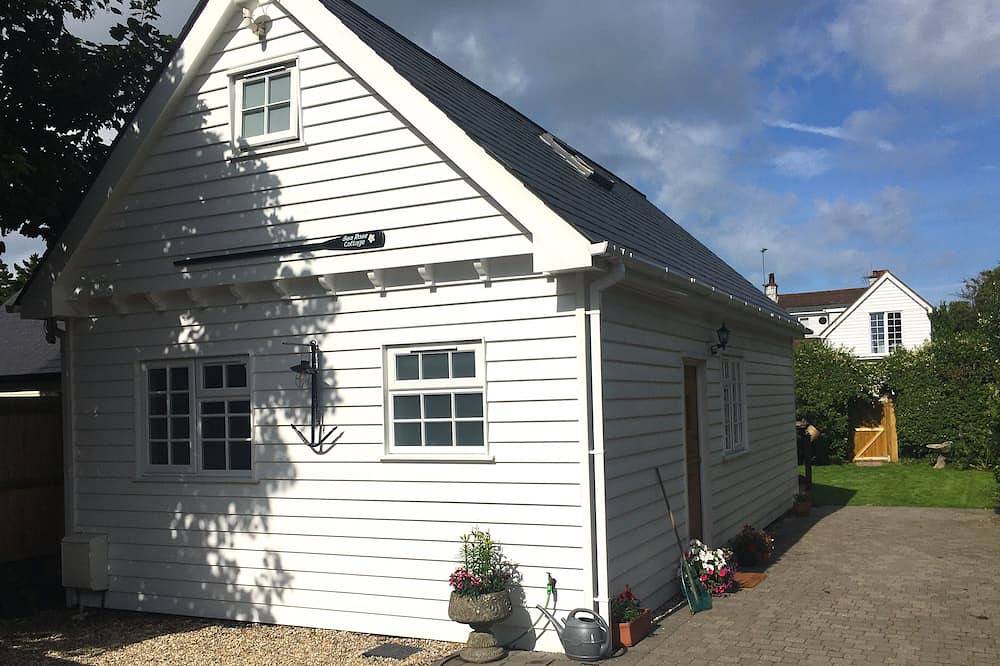 Ganze Wohnung, Idyllic coastal cottage with private beach hut - Sea Rose Cottage in Kingsdown, Kent