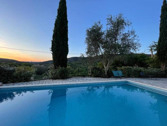 Location de vacances pour 8 personnes, avec vue ainsi que jardin et piscine à Saint-André-de-Roquepertuis - 4