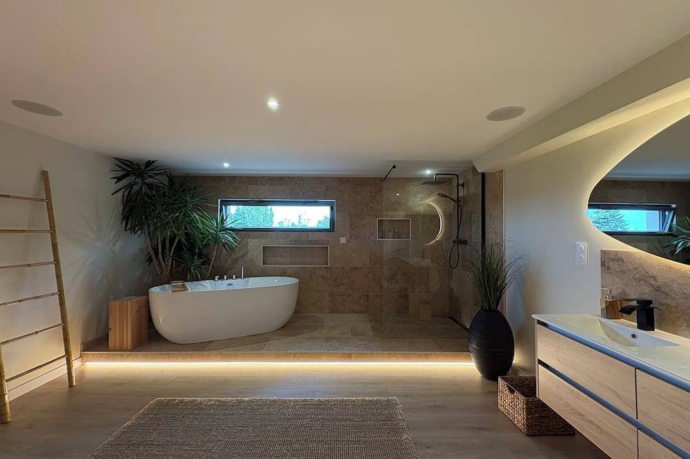 Suite Nordique avec vue lac sauna privatif et bain détente in Vesoul, Haute-Saône