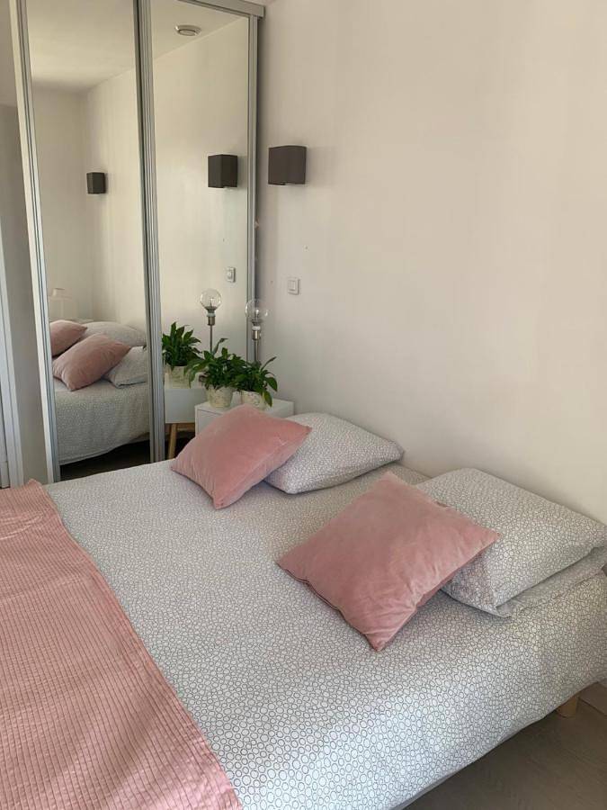 Location de vacances pour 8 personnes, avec Balcon et Terrasse ainsi que Jardin et Piscine à Chelles