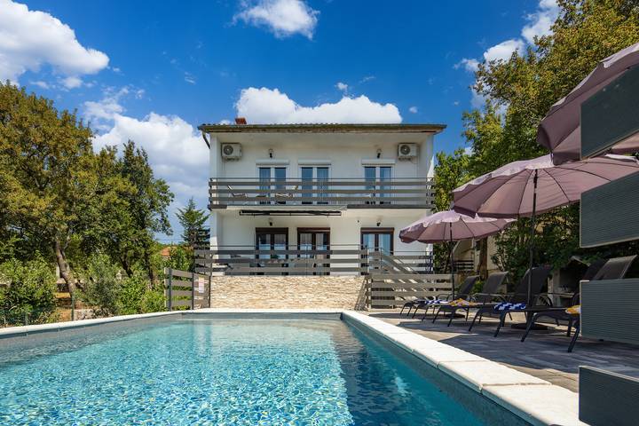 Dom dla 6 osób, z widok na ocean i basen oraz taras w Kraljevica