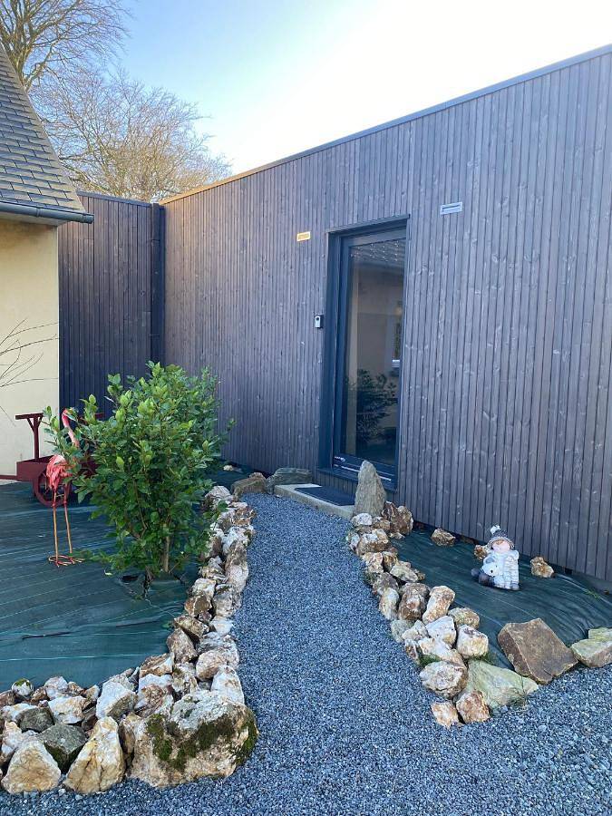 Location de vacances pour 2 personnes, avec vue ainsi que terrasse et jardin à Ploumilliau