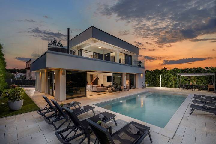 Ferienhaus für 8 Personen, mit Pool und Sauna sowie Garten, mit Haustier