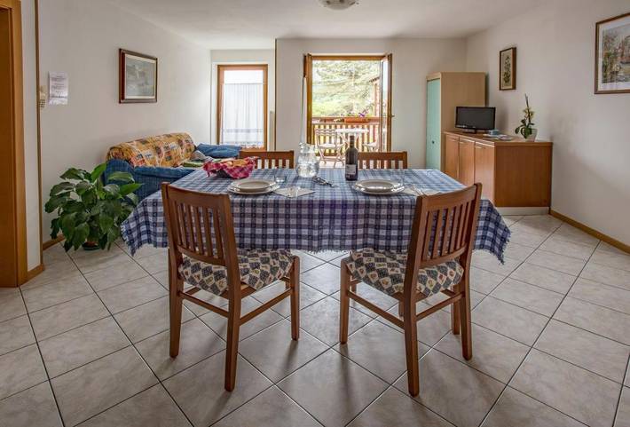 Appartamento per 5 persone, con Balcone e Terrazza nonché Giardino e Vista lago a Molveno