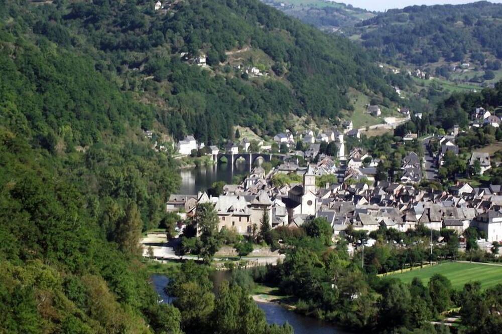 Appartement entier, Gîte de charme avec vue sur la rivière Truyère et le pont du 14ème siècle. in Entraygues-sur-Truyère, Parc naturel régional de l'Aubrac