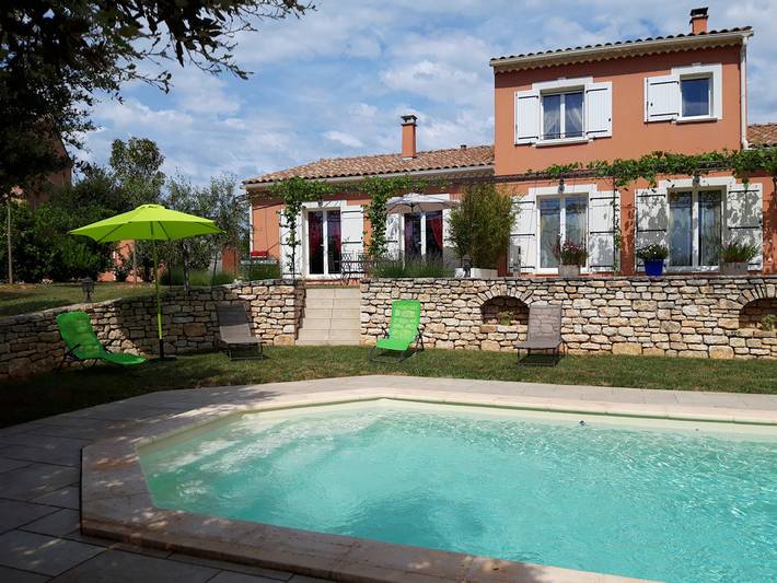 Gîte pour 6 personnes, avec Terrasse ainsi que Jardin et Piscine en Ardèche