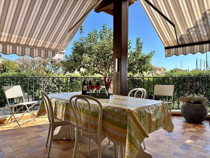 34G33603 - 3 personnes in Villeneuve-lès-Béziers, Côte méditerranéenne (France)