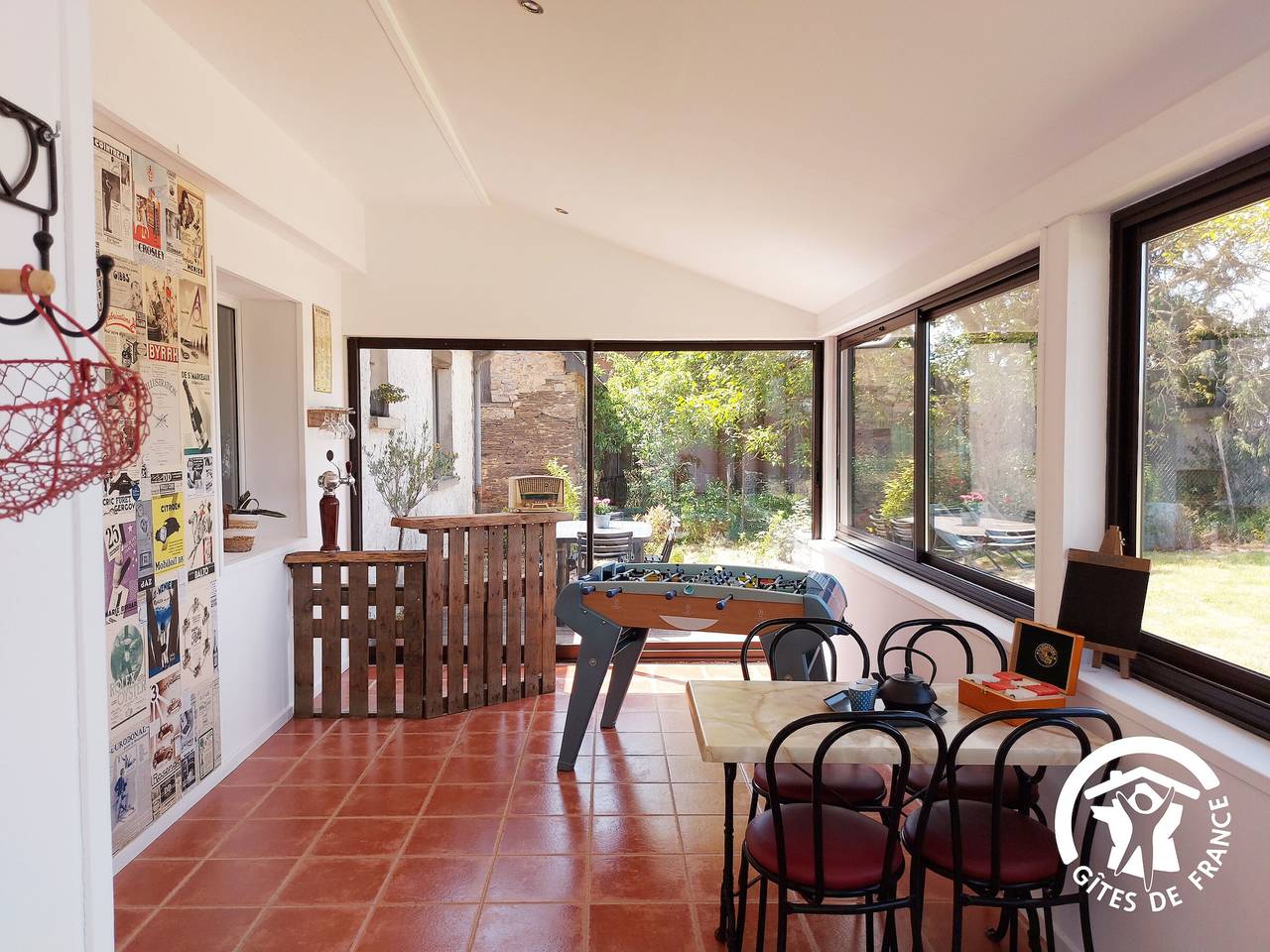 Acogedor Gîte en el Campo con Babyfoot, Terraza y Cercanía a Actividades Recreativas in Mayenne (desambiguación)