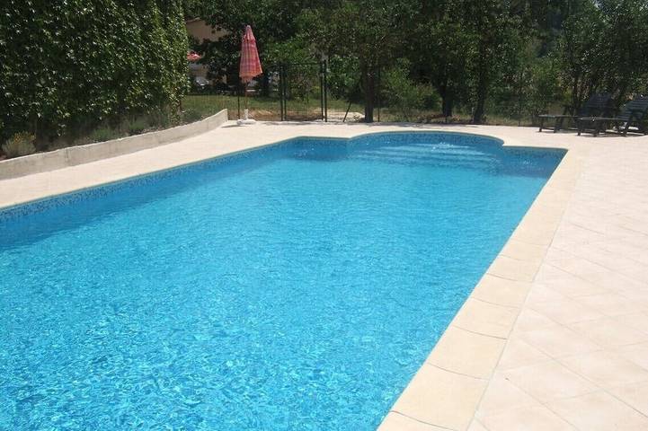 Gîte pour 4 personnes, avec Balcon ainsi que Jardin et Piscine