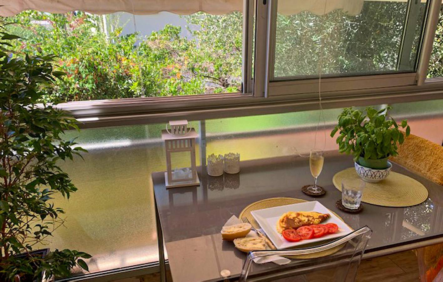Ganze Ferienwohnung, Modernes Apartment mit Parkplatz, Terrasse und Küche in der Nähe von Handi Plage in Cannes, Cannes und Umgebung