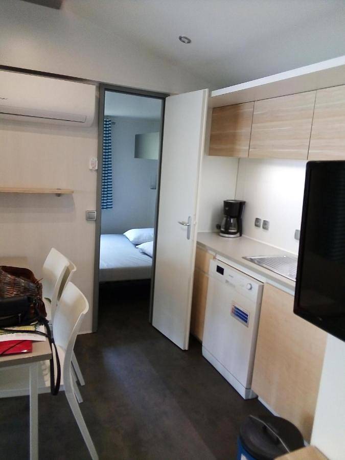 Location de vacances pour 6 personnes, avec bassin pour enfant et jacuzzi ainsi que terrasse et piscine dans Luna Park La Palmyre - 3