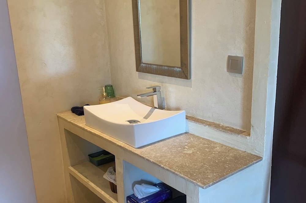 Bed and breakfast in Provence in a quiet park near Avignon and the Luberon. in Le Thor, Vaucluse